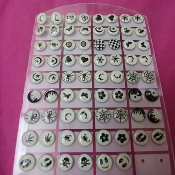 2 pairs Glow in the dark earrings (randomized) - Picture 1 of 4